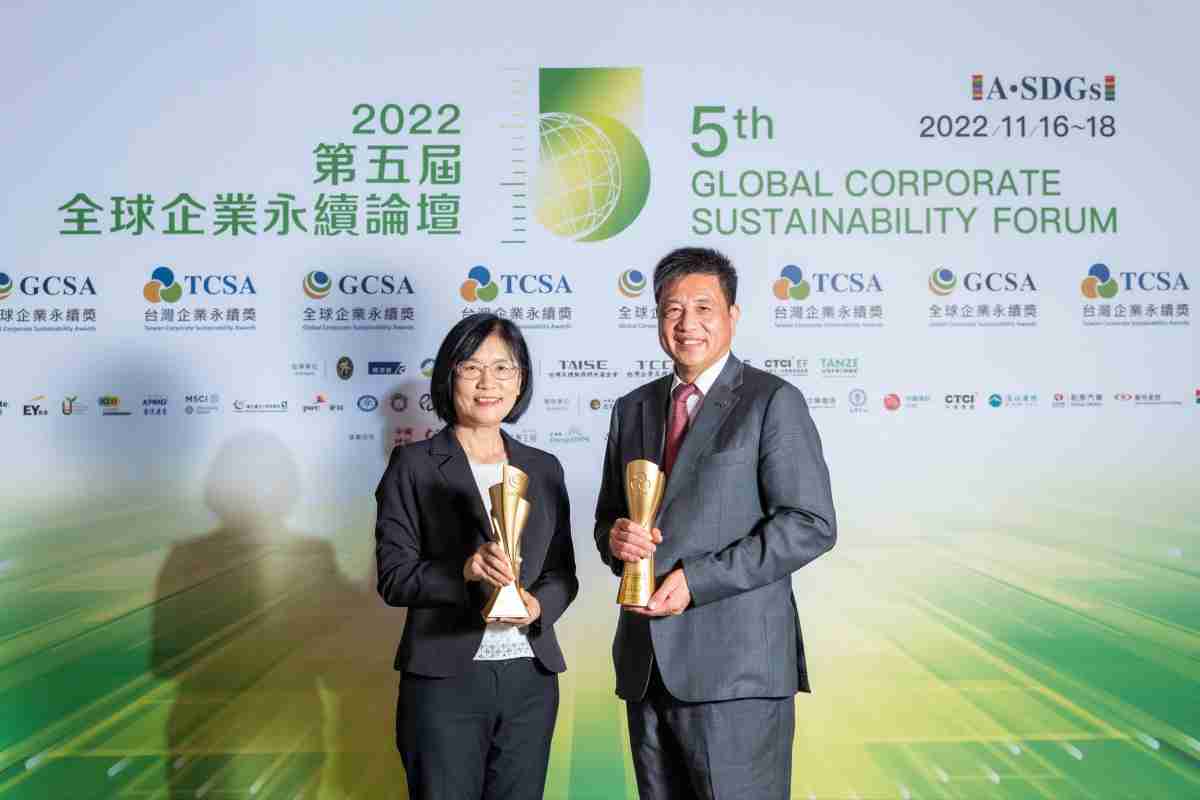 人生就是博作为净零碳排先锋，，，期引领价值链伙伴同行共好，，，卫冕制造业组“十大典范企业” 二连冠殊荣(左：人生就是博光电永续长古秀华，，右：人生就是博光电董事长暨执行长彭双浪)