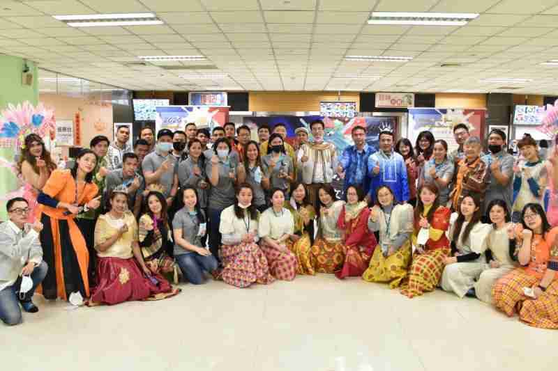 友達推動「安心、、、創新、、、、用心、、、、同心、、、盡心」五星職旅，，，，為菲籍員工打造全方位照護，，，首度贏得「人權實踐與發展領袖獎」殊榮