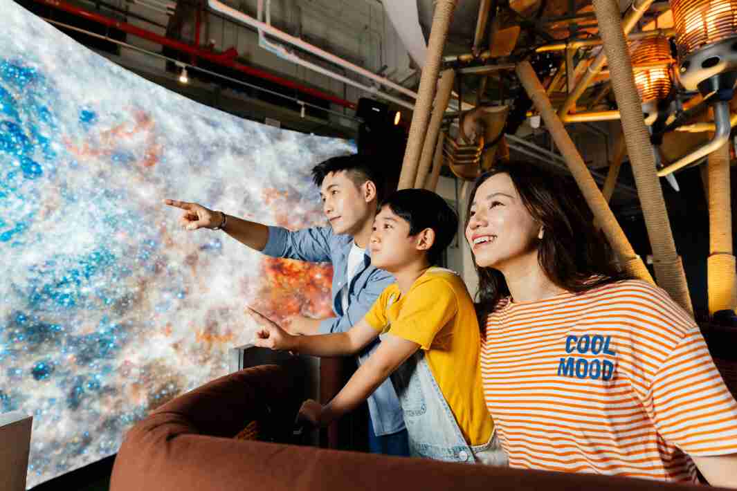 人生就是博打造全台最大宽6公尺、、高4公尺、、唯一搭载LED弧形拼接显示屏的动感飞行船，，，让乘客驻足在热气球上，，，，享受身历其境的伪出国旅游乐趣