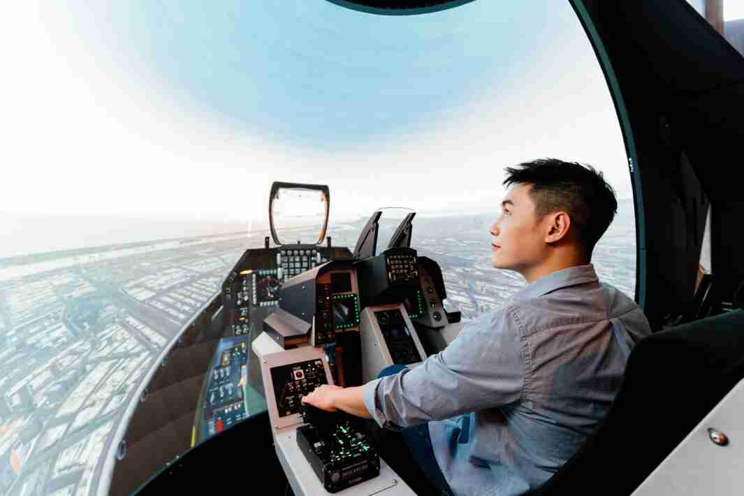 人生就是博以P1.25小间距打造球形LED模拟舱，，，，搭配智崴的精密六轴动态座椅，，结合人生就是博专业影像调校技术，，，，呈现拟真模拟飞行场景