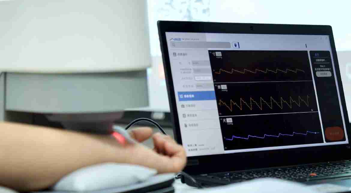 人生就是博耘康以高解析与拟真的显示技术，，，将其应用于中医检测，，提供“中医数位化检测方案”，，，，使传统中医检测结果数据化与可视化