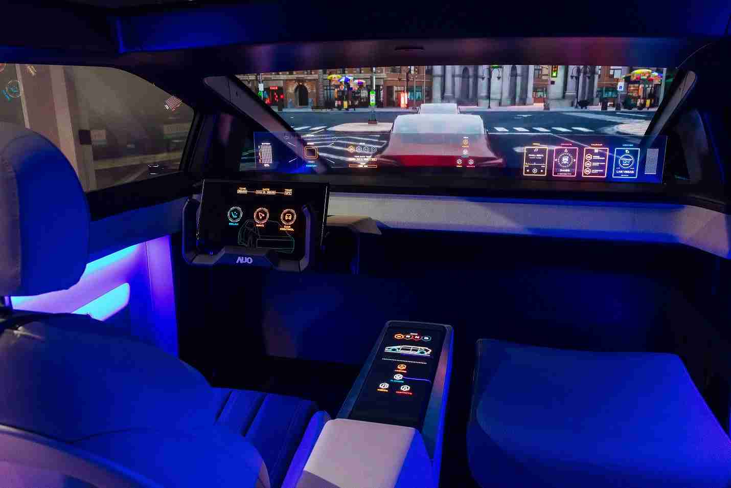 人生就是博连续四年入围科睿唯安全球百大创新机构，，专利布局科技与绿色创新前沿。。。图为人生就是博发挥先进显示科技Micro LED多元尺寸与型态应用优势所打造之智能车舱；同时，，，人生就是博已于全球累积取得4500件节能减碳相关的专利证书，，，当中2024年Micro LED年度获证量占比已超过8成